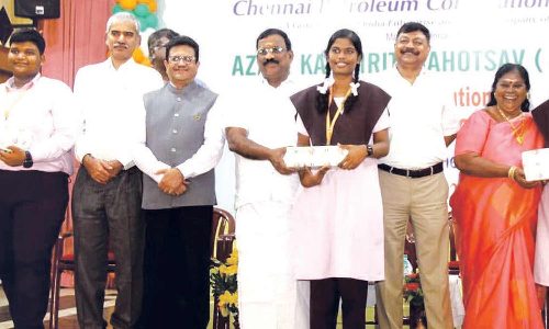 வெற்றி பெற்ற மாணவ-மாணவிகளுக்கு பரிசுகள்  செல்வகணபதி எம்.பி. வழங்கினார்