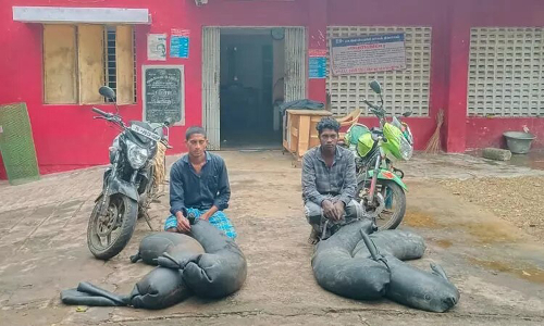 சங்கராபுரம் அருகே லாரி டியூப்பில் சாராயம் கடத்திய 2 பேர் கைது