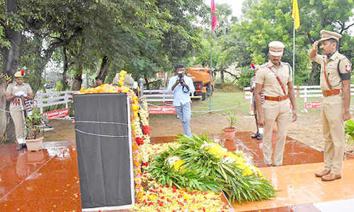 உயிரிழந்த காவலர்களுக்கு நினைவஞ்சலி