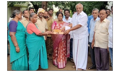 காரிமங்கலம் பேரூராட்சியில்   தூய்மை பணியாளர்களுக்கு சீருடை வழங்கும் நிகழ்ச்சி