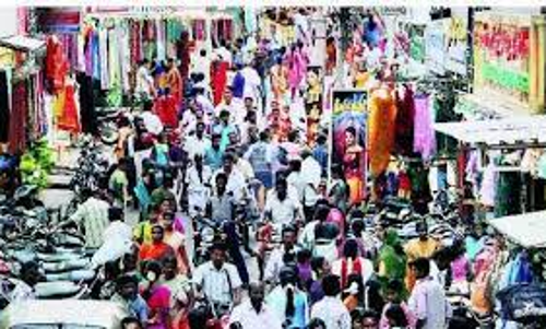 கடைவீதிகளில் அலைமோதிய மக்கள் கூட்டம்