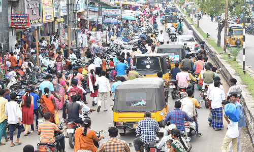 தீபாவளி பொருட்கள் வாங்குவதற்கு  மக்கள் குவிந்தனர்: கடலூர் நகர் பகுதியில்  கடும் போக்குவரத்து நெரிசல்