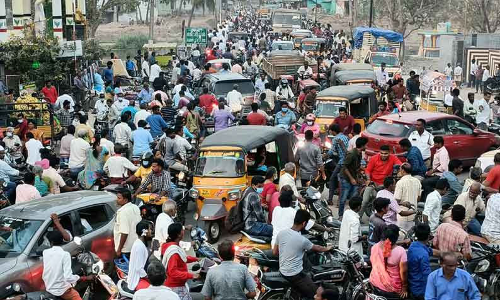 கோவை கடை வீதிகளில் கடும் போக்குவரத்து ெநரிசல்