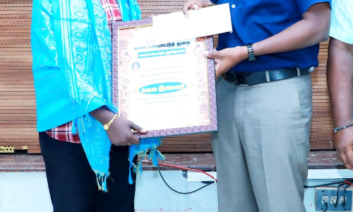 திருச்சி மாணவிக்கு கலை இளமணி விருது - கலெக்டர் வழங்கினார்