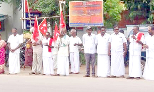 திருவோடு ஏந்தி விவசாயிகள் சங்கத்தினர் ஆர்ப்பாட்டம்