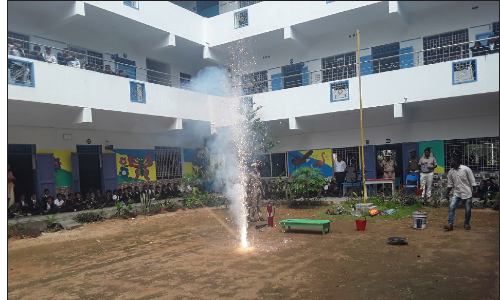 விபத்தில்லா தீபாவளியை கொண்டாடுவது குறித்து  பள்ளி மாணவர்களுக்கு விழிப்புணர்வு துண்டு பிரசுரம் வினியோகம்