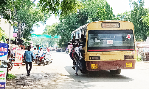 பஸ் படியில் தொங்கி மாணவர்கள் சாகசம்