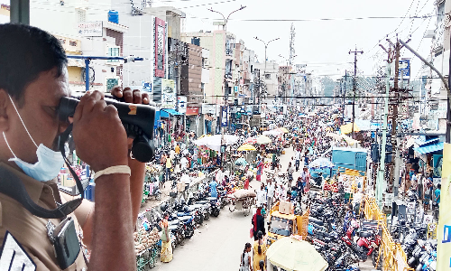 தீபாவளி பொருட்கள் வாங்க அலைமோதும் கூட்டம்