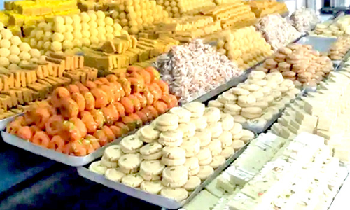 நாவூறும் சுவைகளில் விதவிதமான வகைகளில் தீபாவளி இனிப்புக் கடைகள்