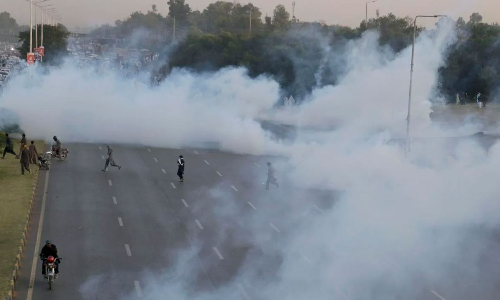 எம்.பி. பதவி பறிப்பு எதிரொலி: பாகிஸ்தானில் இம்ரான்கான் கட்சியினர் போராட்டம்- கண்ணீர் புகை குண்டுவீச்சு