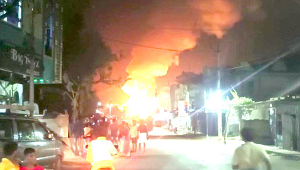 சித்தூர், விஜயவாடாவில் தீபாவளி பட்டாசு கடை தீ விபத்தில் 2 பேர் பலி சித்தூர், விஜயவாடாவில் தீபாவளி பட்டாசு கடை தீ விபத்தில் 2 பேர் பலி