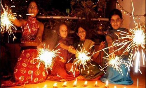 தீபாவளி பண்டிகை கொண்டாட சொந்த ஊர் திரும்பும் மக்களால் ரெயில், பஸ்நிலையத்தில் நெரிசல்