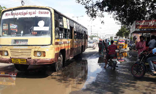 பஸ் நிறுத்தம் அருகே தேங்கி நிற்கும் கழிவுநீர் பயணிகள் அவதி