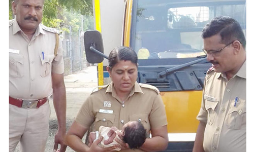மழைநீர் கால்வாயில் வீசப்பட்ட பச்சிளம் பெண் குழந்தையை மீட்ட போலீசார்