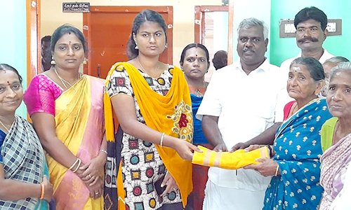 முதியோர் உதவித்தொகை பெறும் 50 பேருக்கு விலையில்லா வேட்டி- சேலைகள் வழங்கல்