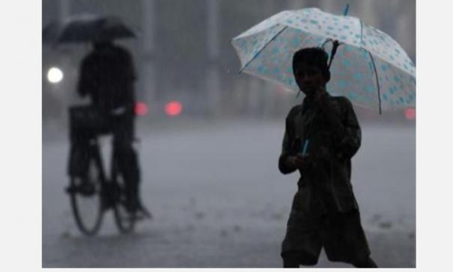 கடலூர் மாவட்டத்தில்  பரவலாக  பெய்த மழை: 2 குடிசை வீடுகள் சேதம்