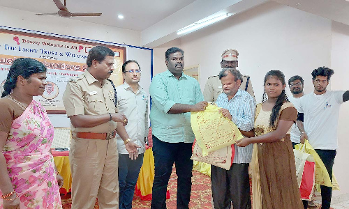 தருமபுரியில் தீபாவளி பண்டிகைக்காக   பார்வையற்ற மாற்றுத்திறனாளிகள் குடும்பத்தினருக்கு இனிப்பு, புத்தாடைகள்   -போலீஸ் சூப்பிரண்டு கலைச்செல்வன் வழங்கினார்