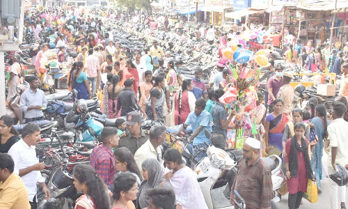 விடிந்தால் தீபாவளி கொண்டாட்டம்:  தருமபுரி நகரில் களை கட்டிய பொருட்கள் விற்பனை   -அலை மோதிய மக்கள் கூட்டம்