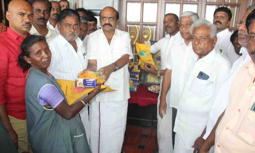 மங்கலம் ஊராட்சி தூய்மை  பணியாளர்களுக்கு  இனிப்புகள் - புத்தாடை