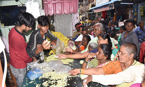 தீபாவளி பண்டிகை எதிரொலி:  கடலூரில் பூக்களின்  விலை கிடு கிடு உயர்வு-மல்லிகை பூ ஆயிரம் ரூபாய்க்கு விற்பனை