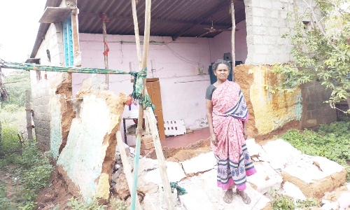 திண்டுக்கல்லில் கனமழைக்கு இடிந்த வீட்டுச்சுவர்