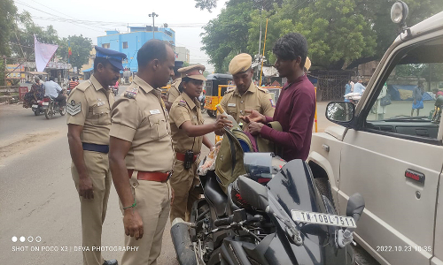 பண்ருட்டியில் வாகன சோதனையில்  மோட்டார் சைக்கிளில் கடத்திய புதுச்சேரி மதுபானங்கள் பறிமுதல்
