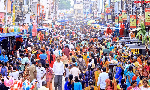 நாளை தீபாவளி கொண்டாட்டம்; நெல்லை நகர வீதிகளில் அலைமோதிய  மக்கள் கூட்டம்- புத்தாடை-பட்டாசு விற்பனை மும்முரம்