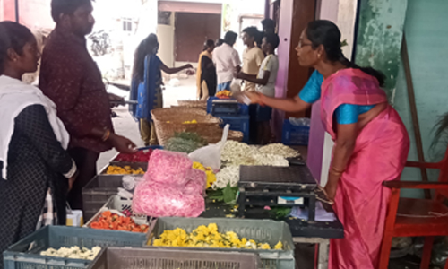 தீபாவளி பண்டிகையையொட்டி பூக்கள் விலை கடும் உயர்வு