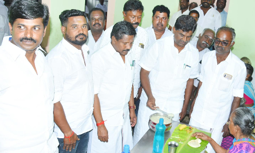 முதியோர் இல்லத்தில் மதிய உணவு வழங்கிய அ.தி.மு.க. வினர்