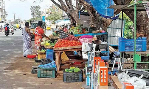 சாலையோர ஆக்கிரமிப்புகளால் தொடர் விபத்து ஏற்படுகிறது