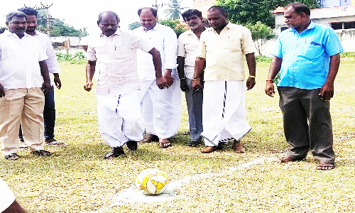 அரசு பள்ளியில் கால்பந்து போட்டி