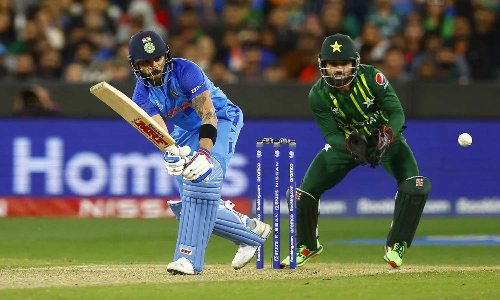 கோலி அதிரடி - பாகிஸ்தானை 4 விக்கெட் வித்தியாசத்தில் வீழ்த்தி இந்தியா திரில் வெற்றி