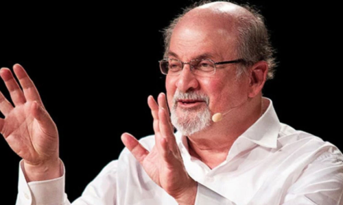 கத்தியால் குத்தப்பட்ட எழுத்தாளர் சல்மான் ருஷ்டிக்கு ஒரு கண் பார்வை பறிபோனது