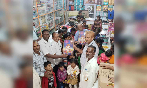 தீபாவளி பண்டிகை: ஏழைக் குழந்தைகளுக்கு புத்தாடை, பட்டாசு, இனிப்பு வழங்கிய பாஜக