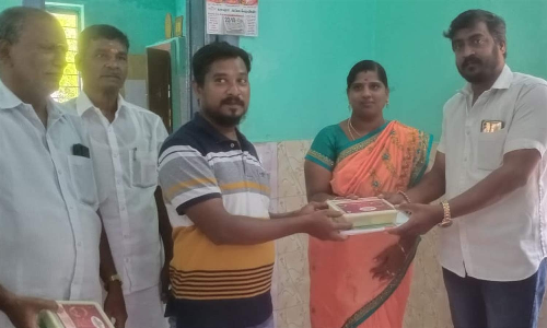 பழவேற்காடு ஊராட்சியில் துப்புரவு துப்புரவு பணியாளர்களுக்கு தீபாவளி பரிசுகள்