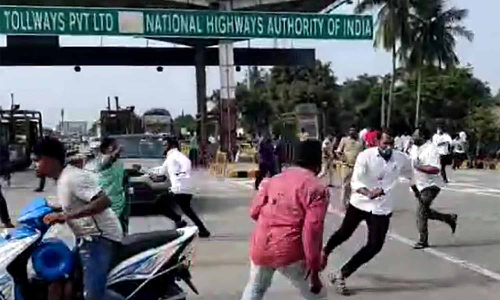 தமிழக மாணவர்கள்- ஊழியர்கள் மோதல்... போர்க்களமாக மாறிய திருப்பதி சுங்கச்சாவடி