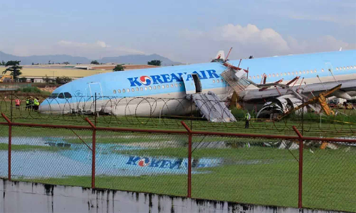 தரையிறங்கும்போது புல்வெளியில் பாய்ந்த விமானம்... பிலிப்பைன்ஸ் விமான நிலையம் மூடப்பட்டது