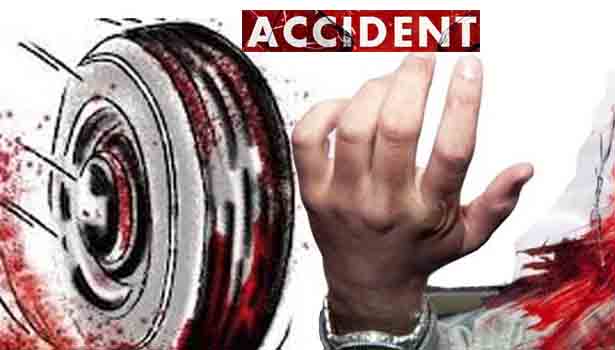 பைக்கில் முந்தி செல்ல முயன்றபோது விபத்து: லாரி பின் சக்கரத்தில் சிக்கி வாலிபர் பலி பைக்கில் முந்தி செல்ல முயன்றபோது விபத்து: லாரி பின் சக்கரத்தில் சிக்கி வாலிபர் பலி