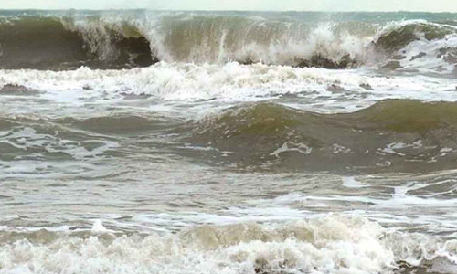 புயல் சின்னம் எதிரொலி- கடலூரில் கடல் சீற்றம்