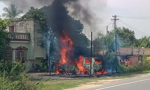 செஞ்சி அருகே பட்டாசு விபத்தில் கார் எரிந்து நாசம்