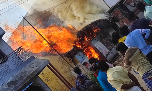 பண்ருட்டியில்  பட்டாசு வெடித்து கூரை வீடு எரிந்து நாசம்