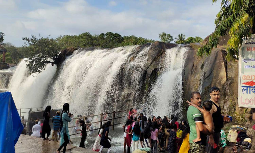 திற்பரப்பு அருவியில் 7 நாட்களுக்கு பிறகு சுற்றுலா பயணிகள் குளிக்க அனுமதி