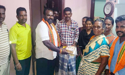 தூத்துக்குடியில் பா.ஜ.க.வினருக்கு வேட்டி, சேலை-உமரி சத்தியசீலன் வழங்கினார்