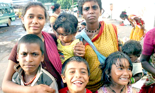 வேதாரண்யத்தில்  நரிகுறவர்களோடு தீபாவளியை கொண்டாடிய பள்ளி ஆசிரியை