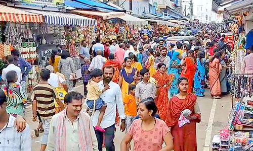 தீபாவளியையொட்டி வேளாங்கண்ணியில் குவிந்த சுற்றுலாப் பயணிகள்