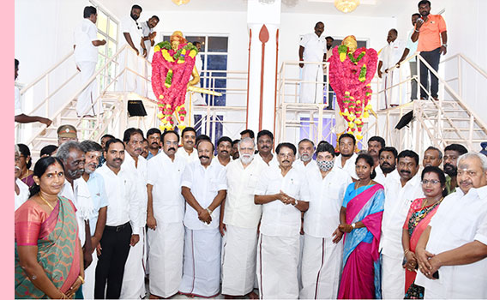 மருதுபாண்டியா்கள் சிலைகளுக்கு அமைச்சர்கள் மரியாதை