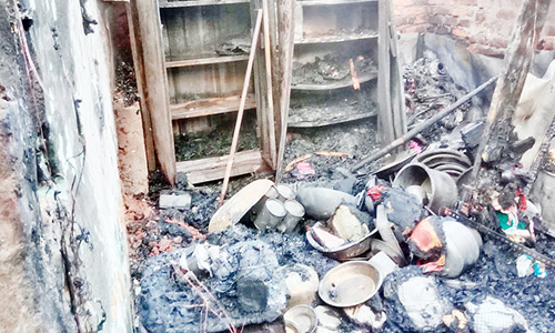 தஞ்சை அருகே திடீரென பற்றி எரிந்த தீயில் 2 கூரை வீடுகள் எரிந்து சாம்பல் போலீசார் விசாரணை