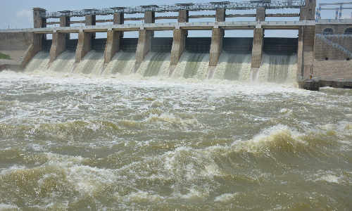 கெலவரப்பள்ளி அணைக்கு நீர்வரத்து குறைந்தாலும்   தென்பெண்ணை ஆற்றில்   நீடிக்கும் வெள்ளப்பெருக்கு   -கரையோர மக்களுக்கு எச்சரிக்கை