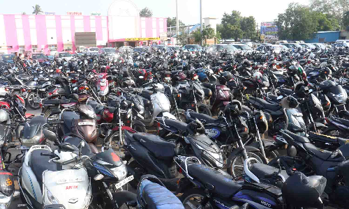 திருப்பூர் வாகன நிறுத்தங்களில் மலைபோல் குவிந்து கிடக்கும் மோட்டார் சைக்கிள்கள்
