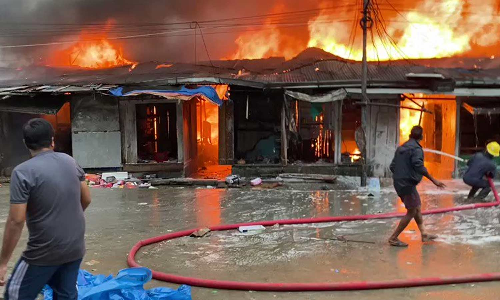 மார்க்கெட்டில் பயங்கர தீ விபத்து- 700க்கும் மேற்பட்ட கடைகள் எரிந்து நாசம்